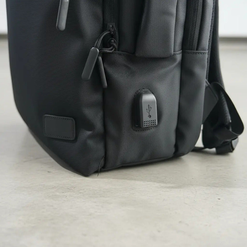 Mochila De Viaje Negra Con Usb Varias Reparticiones Uniteduy