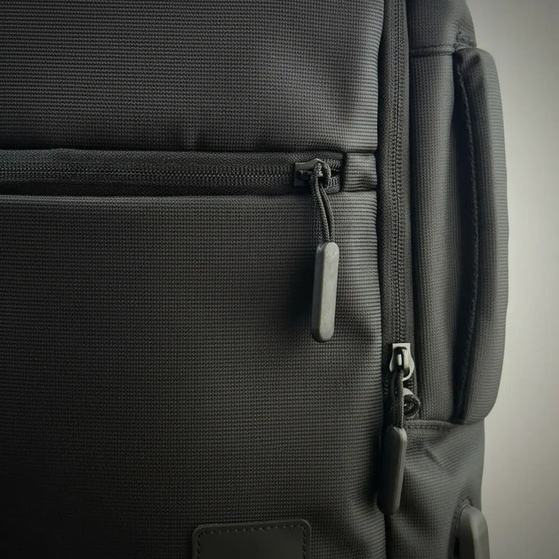Mochila De Viaje Negra Con Usb Varias Reparticiones Uniteduy