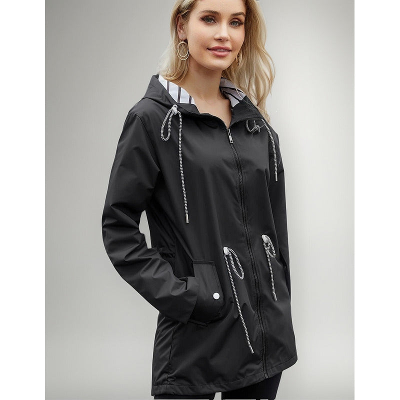 Campera Corta Viento Con Capucha Larga Bolsillos Cola Pez