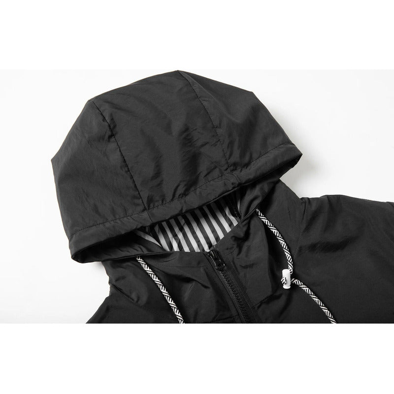 Campera Corta Viento Con Capucha Larga Bolsillos Cola Pez