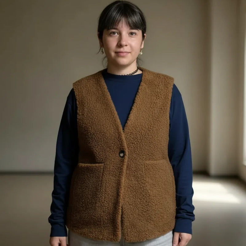 Chaleco De Corderito Reversible Marrón Con Botón Y Bolsillos