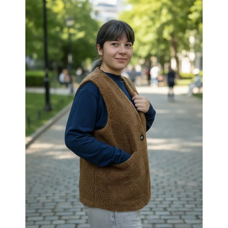 Chaleco De Corderito Reversible Marrón Con Botón Y Bolsillos