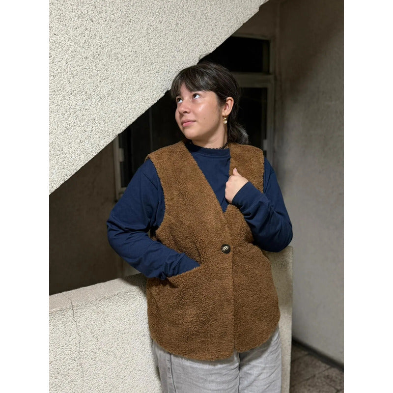Chaleco De Corderito Reversible Marrón Con Botón Y Bolsillos